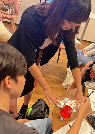 生理用ナプキンを使った授業。「初めて触った」という男子が多い。