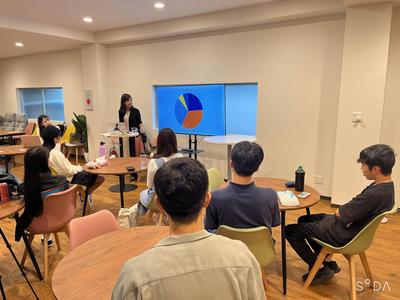 まゆさんの性教育の授業風景。オンラインでも同時配信する。
