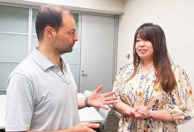 セバスチャンにインタビューするミッキー